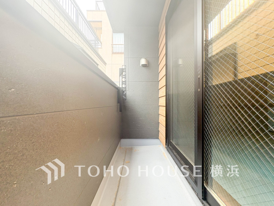 プライバシーを守る囲い付きのバルコニーは、洗濯物干しやリラックス空間として便利に活用できます。