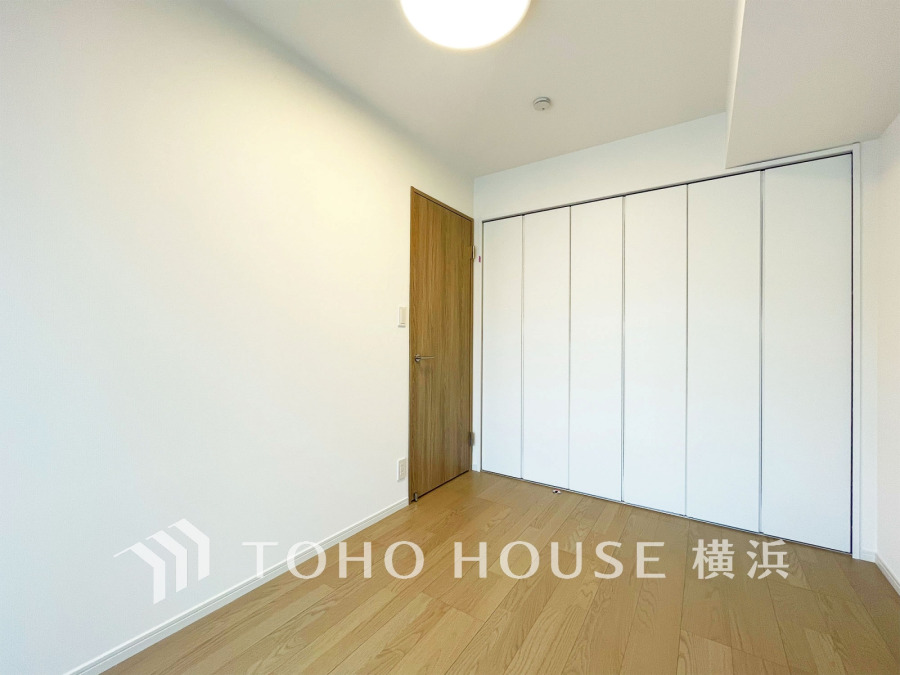 洋室には大型のクローゼットを設置。たっぷりの収納力でお部屋もすっきりと片付きます。