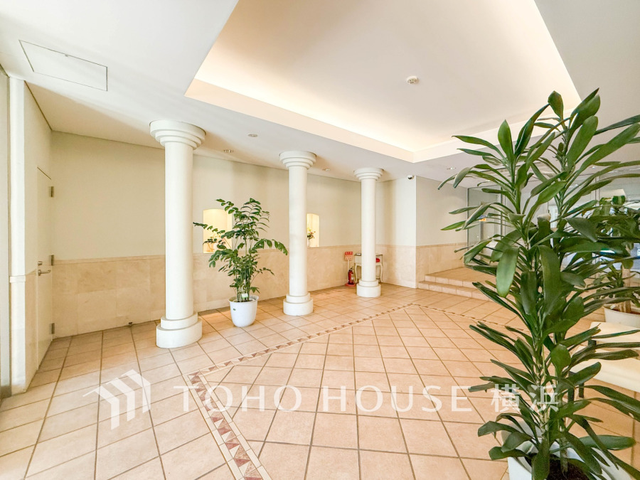 エントランスは毎日の行き帰りで使う大事な空間です。明るい基調で華やかなデザインなので、毎日も気持ちよく、またご友人なども素敵に迎え入れられます。