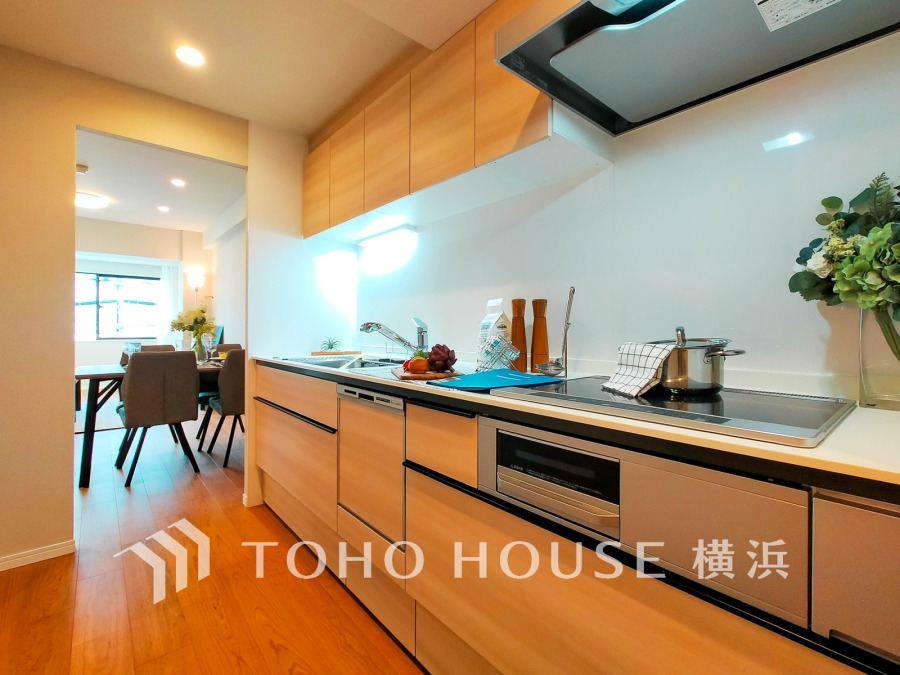 新規交換された清潔感溢れるシステムキッチンは便利な食洗機付き。