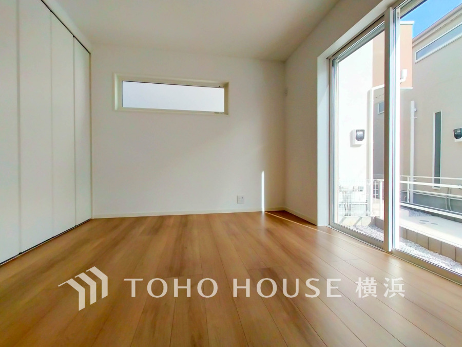 大きな窓からたっぷりと陽光が注がれる明るい空間。