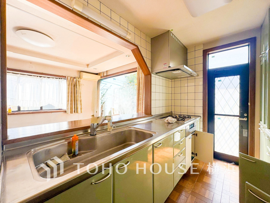 【2026年3月撮影】自然光の入る明るいキッチンは開放的な対面式。リビングにいるご家族との会話を楽しみながらお料理ができます。
