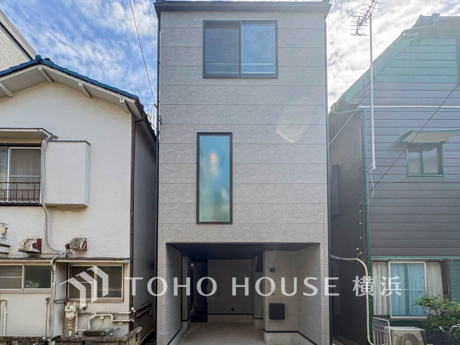 堂々たる趣ながら、主張し過ぎずどこか余裕を感じさせるシャープなフォルムで佇む邸宅は、晴天の空と照らし合わせる事で、本来あるべき完成形の姿を見せてくれます。