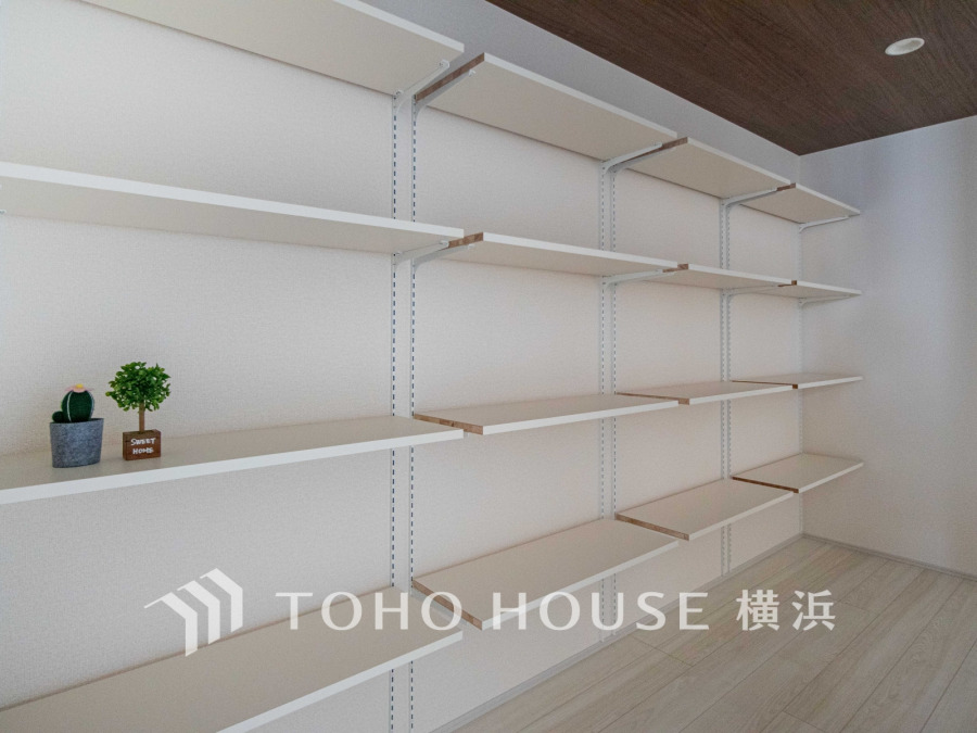 本邸宅にはパントリーをご用意いたしました。お買い物のストック分やその他の収納など、大容量の収納スペースとなっております。是非、現地をご確認下さい。