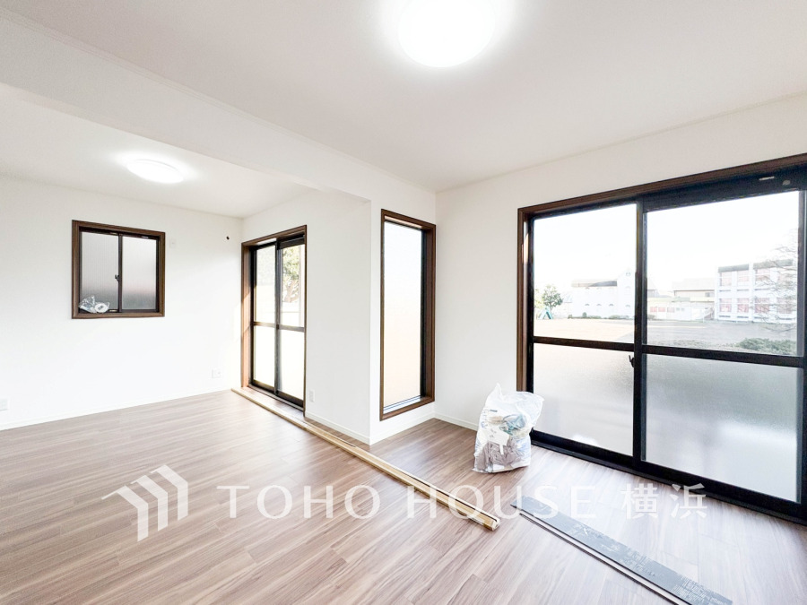 明るく開放的な空間が広がるLDK。室内には豊かな陽光が注ぎ込み、爽やかな住空間を演出。ホームパーティーでもゲストと一緒に料理を楽しみながら楽しい時間を過ごせそう。