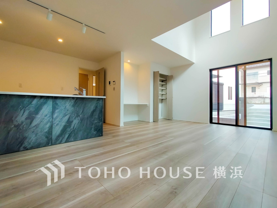 窓からの柔らかな光が交差して居心地のよい空間を作り出します。
