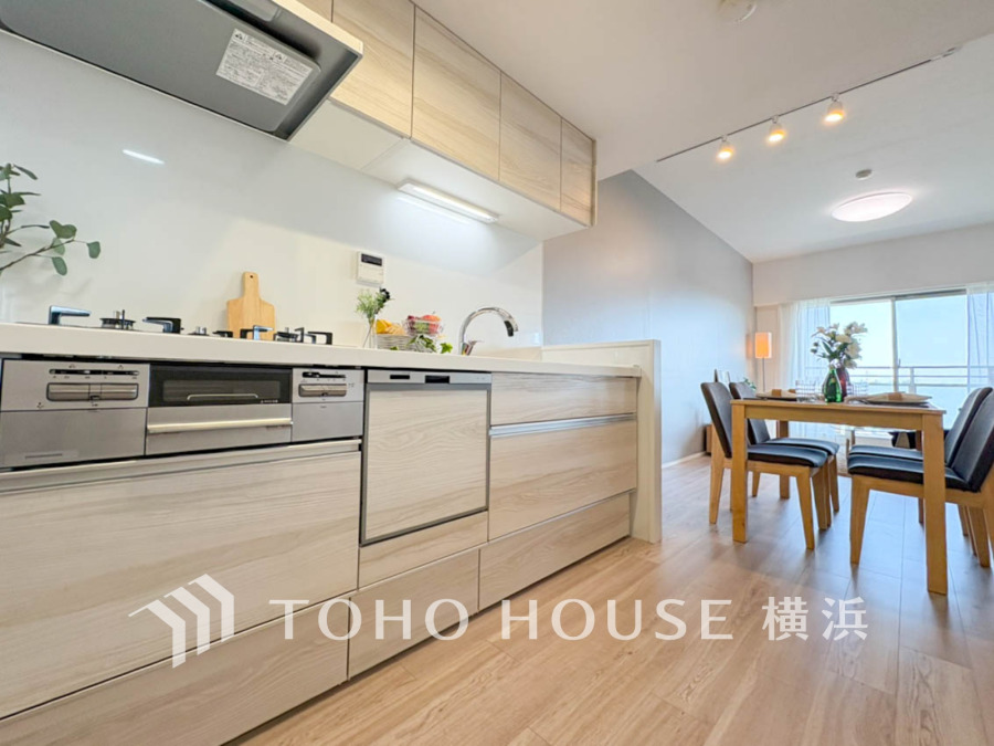 プライベートスペースを彩るインテリアとしての美と、快適な日常を支える機能性と強さがひとつになったキッチンです。開放的でゆとりある空間で、是非自慢の腕を振るって下さい☆