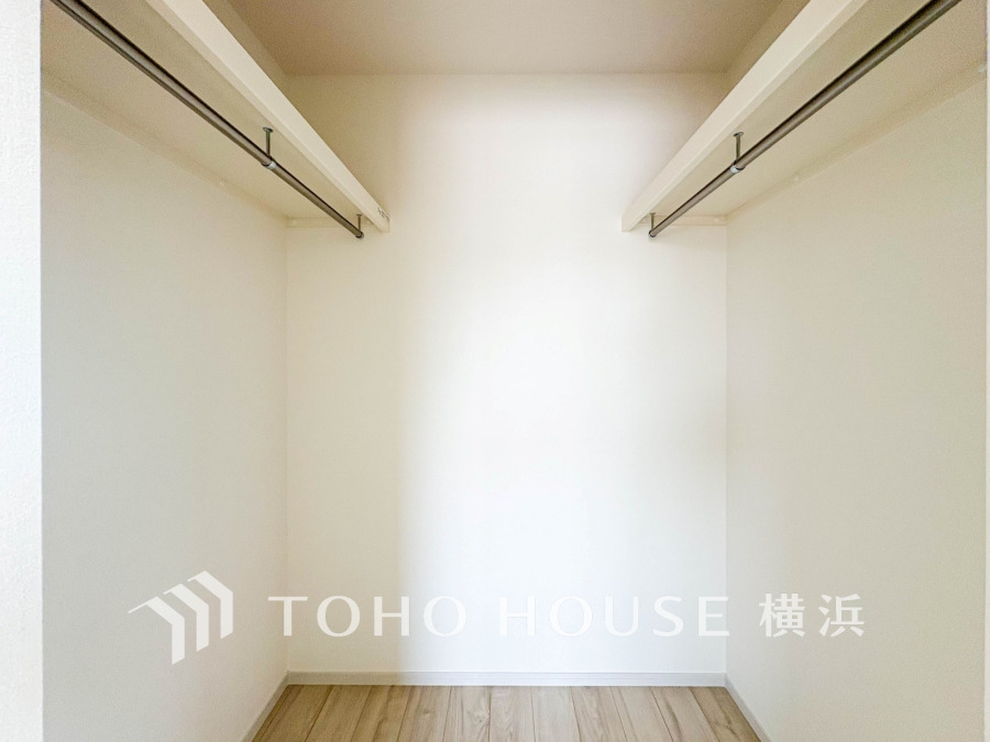 ひと目で収納物を確認できるウォークインクローゼットは、ゆとりの広さを備えた大型収納。数多くの衣類に加え、足元には引出しや衣装箱、シューズボックスなども収納することができます。