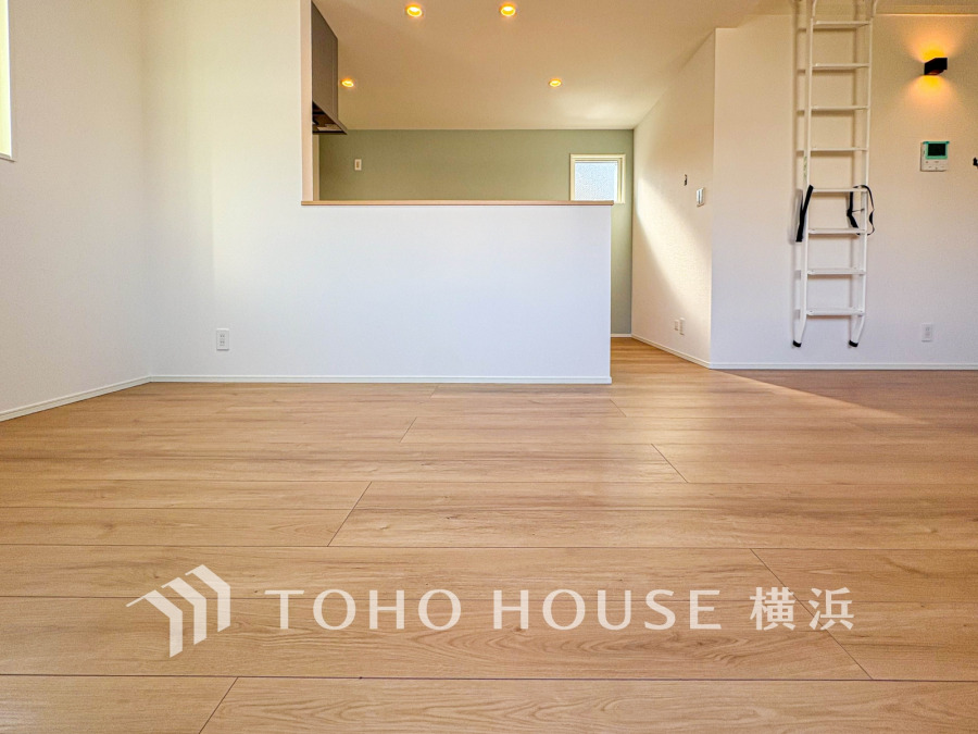 光と風が溢れる開放的なリビングダイニングには自然と家族みんなが集まってきます。明るく穏やかな空気の中で飲んだり、食べたり、笑ったり。
