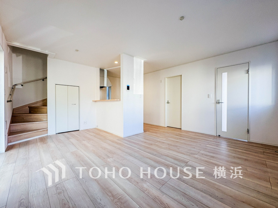 家族と過ごすひと時を溢れる光が優しく包み込むリビングダイニング。家族とともに、心穏やかに過ごすひととき。家族との時間、自分の時間を大切にできる空間がここにあります。