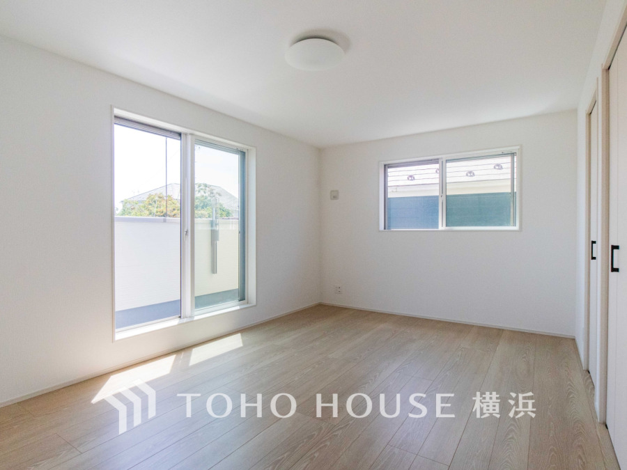 大きな窓からたっぷりと陽光が注がれる明るい空間。家族の成長に対応できる永住仕様の間取り。一日の疲れをいやしてくれる主寝室。時を忘れて過ごす場所として過ごせるお部屋。