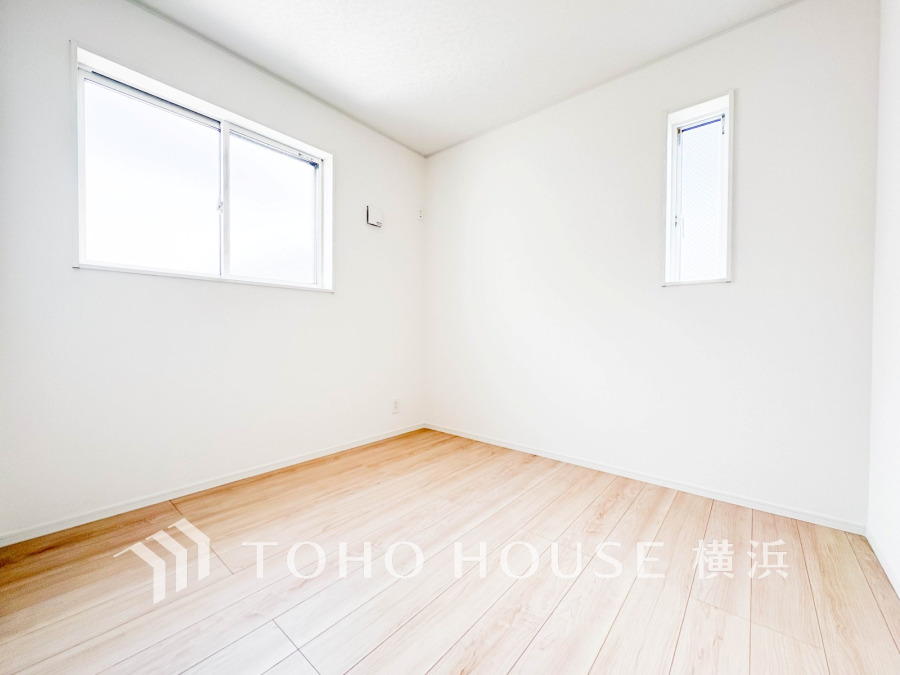 穏やかな風と陽光を導き、プライバシーに配慮された設計プランを採用し、居住性を一段と心地よいものにしています。明るく開放的な空間を演出しております。