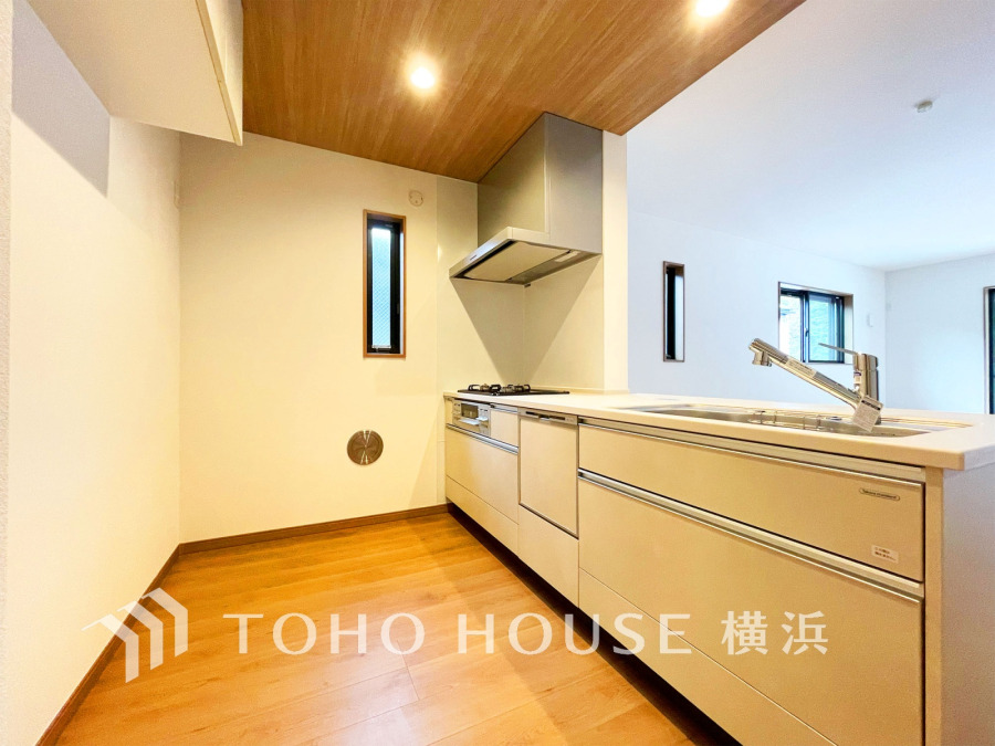 広く取られた対面キッチンは、リビングで寛ぐご家族と会話をしながらお料理が出来ます。高級感のあるカラーで空間をより上質な雰囲気にした、清潔感のあるデザインです。