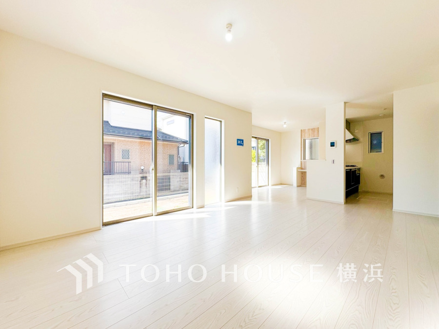 光と風が溢れる開放的なリビングダイニングには自然と家族みんなが集まってきます。明るく穏やかな空気の中で飲んだり、食べたり、笑ったり。