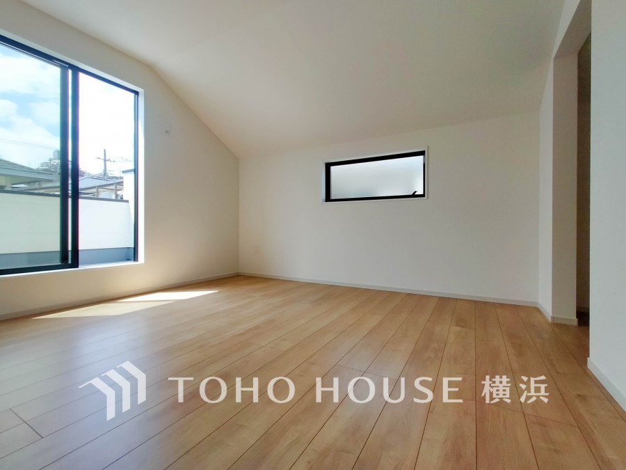 バルコニーに面した明るい洋室。穏やかな陽射しが、ゆったりとした寛ぎの時間を包みます。
