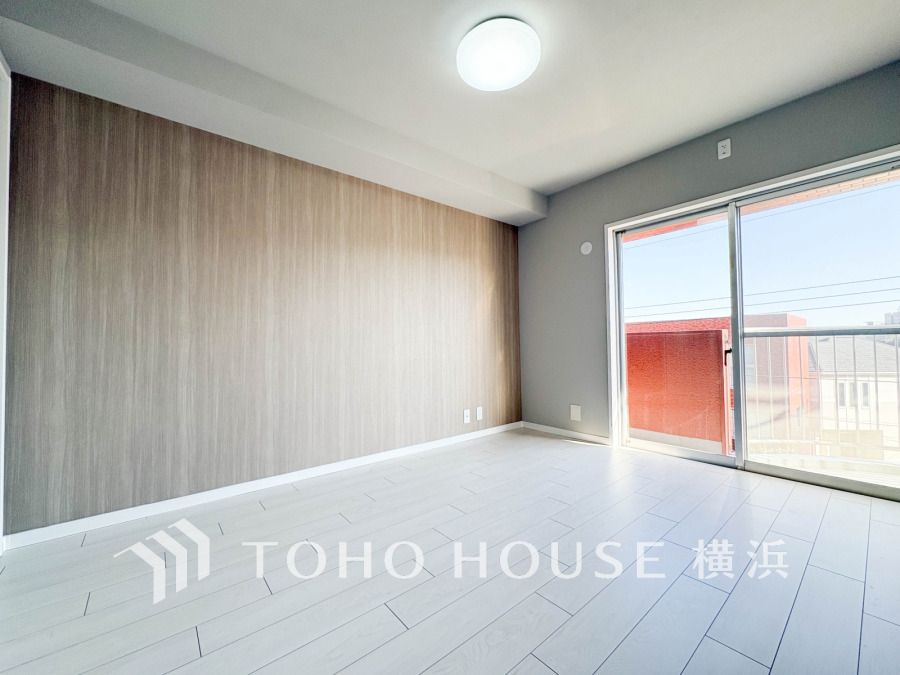 バルコニーに面した明るい洋室。穏やかな陽射しが、ゆったりとした寛ぎの時間を包みます。
