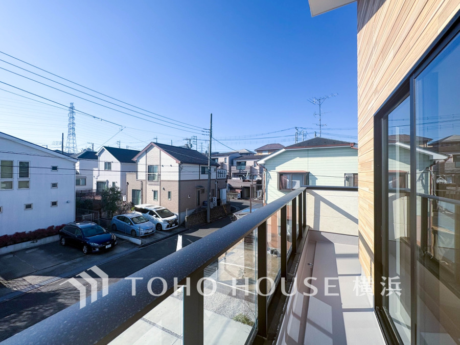 暮らしの中で光と風を演出してくれるバルコニー、見事なまでの開放的な空間を演出しながら、プライベート性も確保された空間は我が家の自慢です。