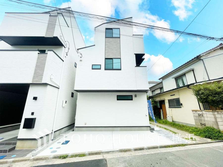 住む人を映し出す洗練された佇まいは、いつまでも輝き続けながらいつしか街の風景に溶け込んでいきます。