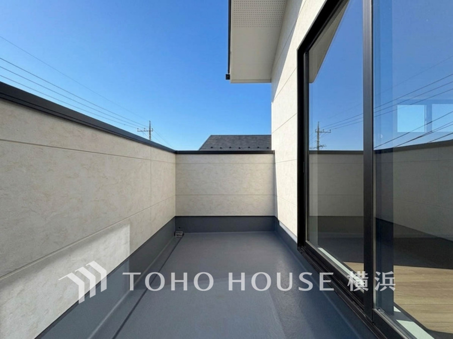 明るいバルコニーはたっぷりと出幅をとったゆとりある空間です。
