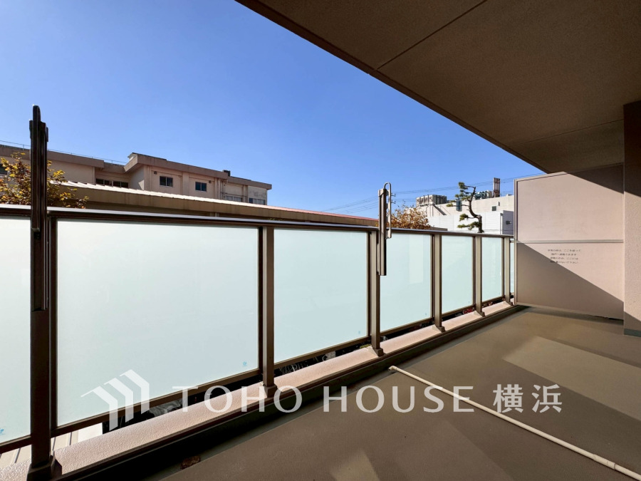 陽当たり良好な広々バルコニー。プライバシーを守るすりガラスパネルで安心してくつろげます。