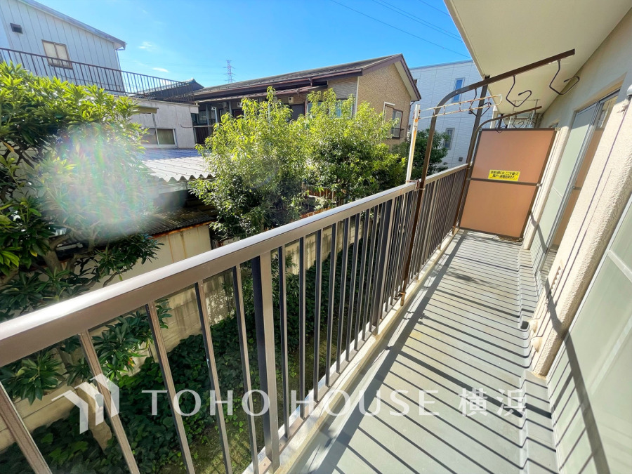 たっぷりの陽光が差し込む南向きのバルコニー。周辺には陽射しを遮る高い建物がなく、太陽の恵みを存分に享受できます。爽やかな風と暖かな陽射しが紡ぐハーモニーが日々の暮らしのBGMに。