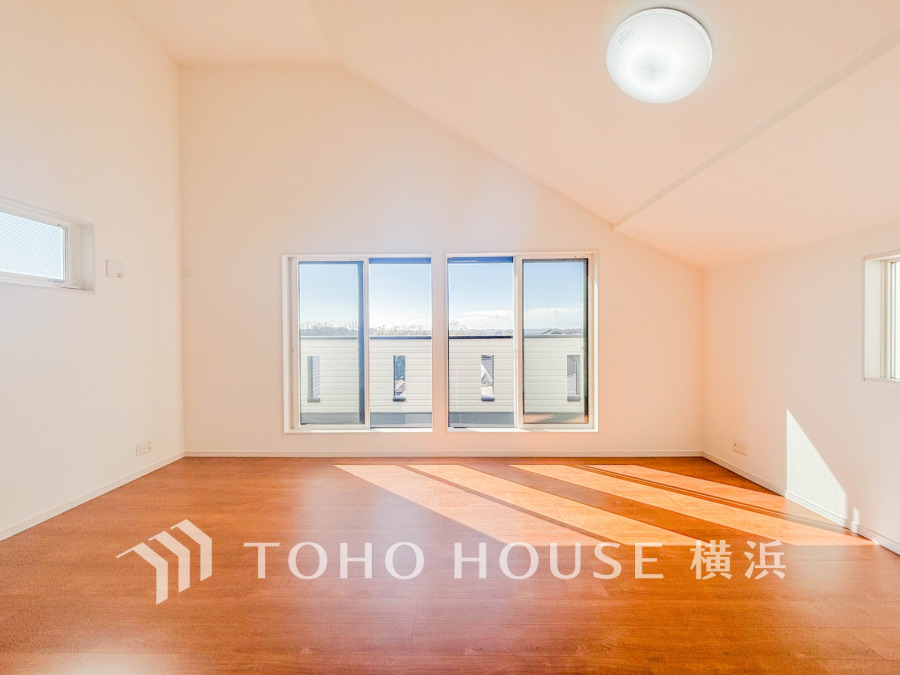 ここにはみんなが集い、食事と楽しい会話が始まる。話に夢中になりすぎて、ついつい時を忘れてしまう。そんな束の間の幸せを感じさせてくれる場所。