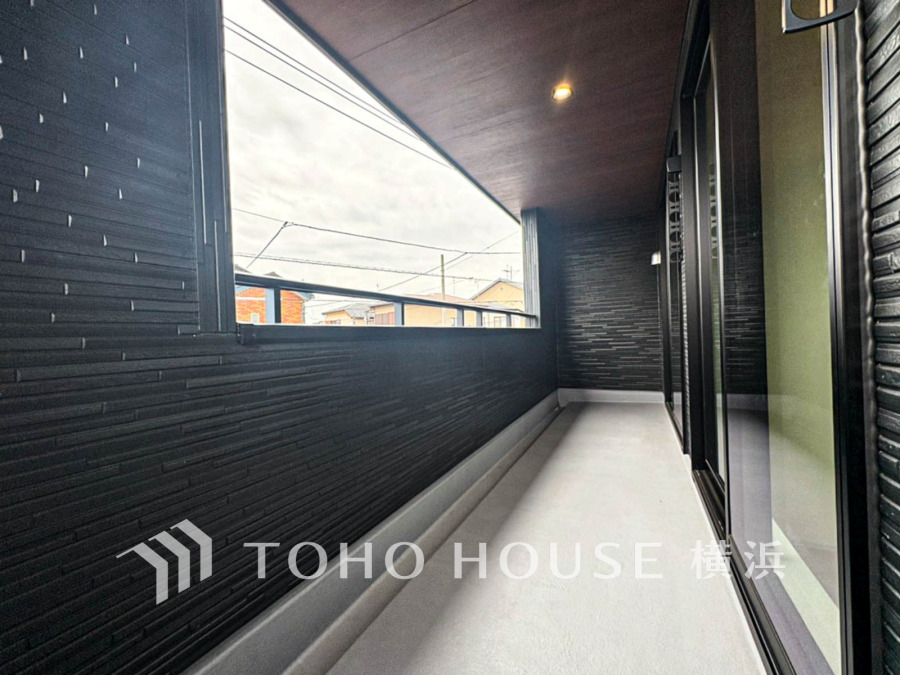 ゆとりある広々としたバルコニー。雨風をしのぎながら快適な外空間を楽しめます。