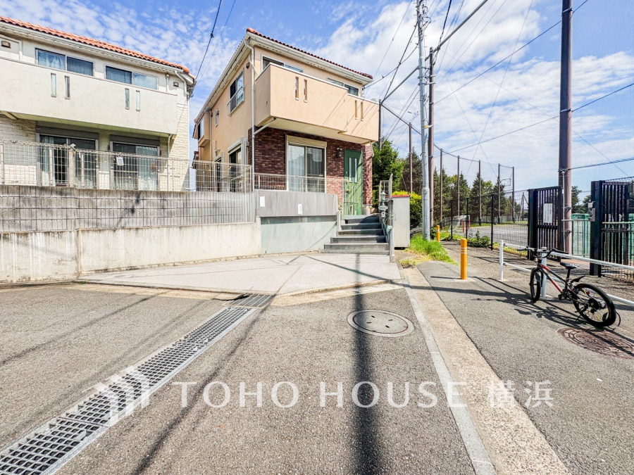 ゆったりとした駐車スペースを確保いたしましたので、大きめのお車でも駐車可能です。自転車やバイクなど、ゆとりのある敷地で置き場所に困ることはないでしょう。