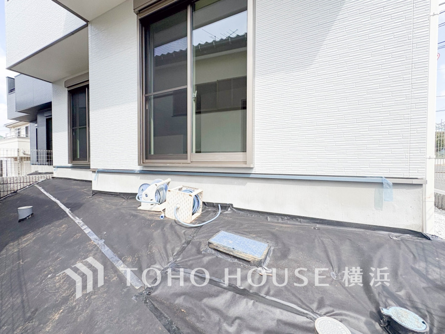 毎日の暮らしの中に癒しを与えてくれるお庭スペース。小さなお子様の遊び場にもちょうど良い空間です。ガーデニングで色とりどりの草花を綺麗に飾ればより一層華やかな空間になります。