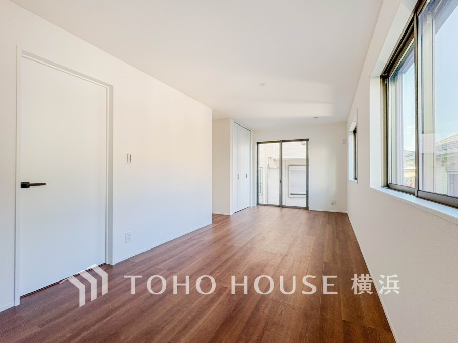 大きな窓からは快適な光を取り入れ、通気性能を上げる事で居心地の良い空間を演出します。多くの時間を過ごす住まいだからこそ、いつも快適な場所であるように心掛けています。