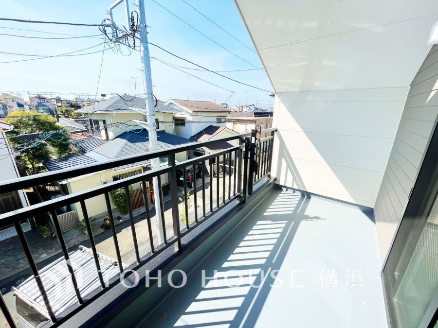 たっぷりの陽光が差し込むバルコニー。健やかな暮らしを守る太陽の恵みを存分に享受できます。爽やかな風と暖かな陽射しが紡ぐハーモニーが日々の暮らしのBGMになることでしょう。