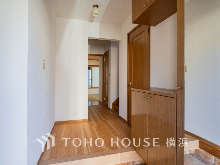 清潔感溢れる玄関がお出迎えする本邸宅の物語は、ここから始まる日常を期待させます。この場所には「希望」と「優越」で包み込んでくれる「特別」な空間があります。