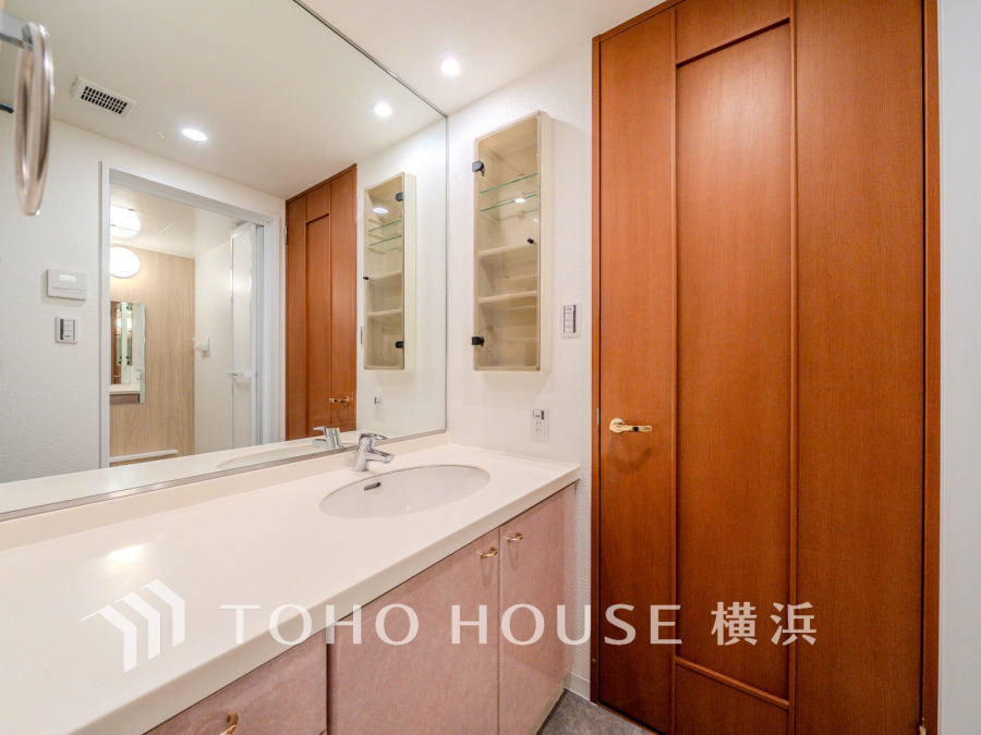 十分な大きさの洗面台は、身だしなみチェックや歯磨きなど、朝の慌ただしい時間でも余裕とゆとりを感じて頂けます。