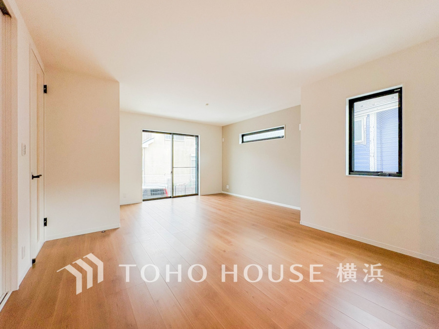 家族と過ごすひと時を溢れる光が優しく包み込むリビングダイニング。家族とともに、心穏やかに過ごすひととき。家族との時間、自分の時間を大切にできる空間がここにあります。