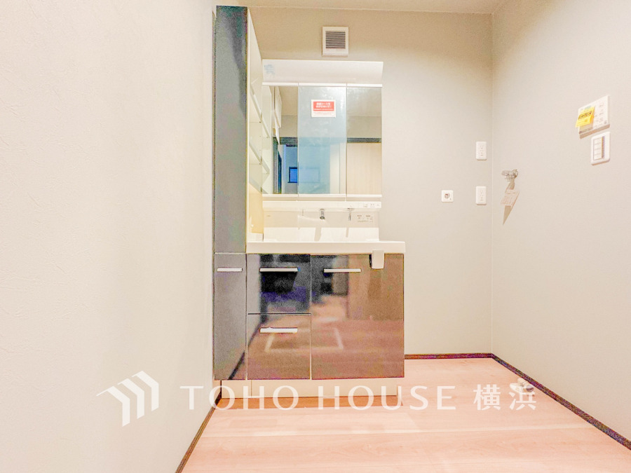 十分な大きさの洗面台は、身だしなみチェックや歯磨きなど、朝の慌ただしい時間でも余裕とゆとりを感じて頂けます。