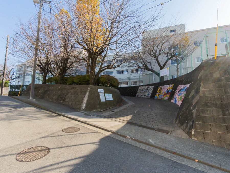 横浜市立戸塚中学校　約1,600ｍ