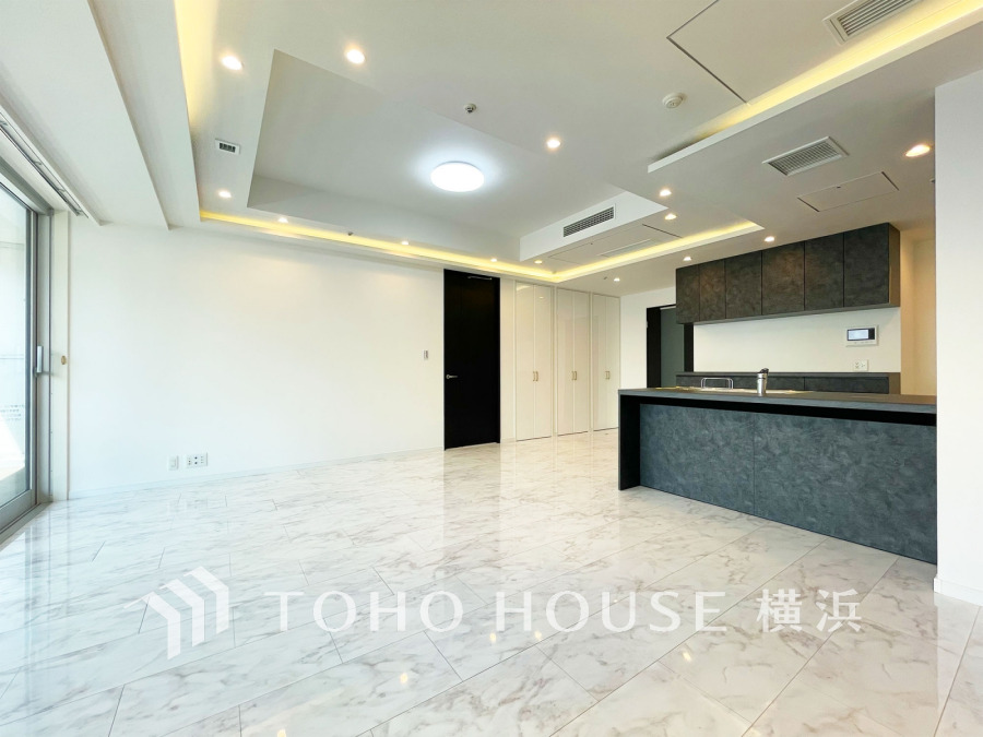 明るく開放的な空間が広がるLDK。室内には豊かな陽光が注ぎ込み、爽やかな住空間を演出。
