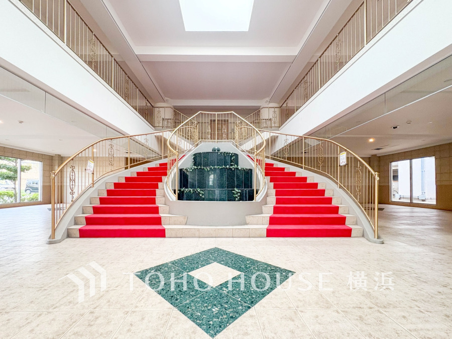 エントランスは毎日の行き帰りで使う大事な空間です。明るい基調で華やかなデザインなので、毎日も気持ちよく、またご友人なども素敵に迎え入れられます。