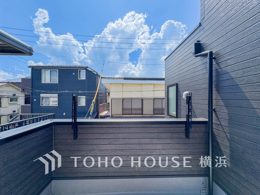 開放感があり、遮るものもなく気持ちのいい景色が広がります。お部屋にも爽やかな風と暖かく柔らかな日差しが差し込み、毎日の暮らしを豊かに彩ります。