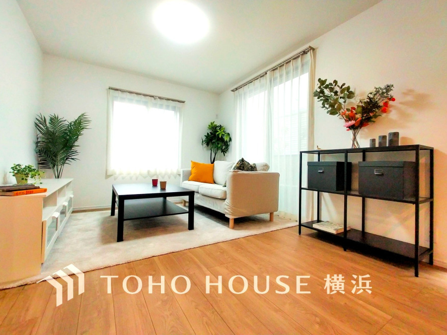 光と風が溢れる開放的なLDKには、自然と家族みんなが集まってきます。明るく穏やかな空気が流れるこの場所は、豊かな寛ぎと笑顔の団欒をいつも優しく守ってくれることでしょう。