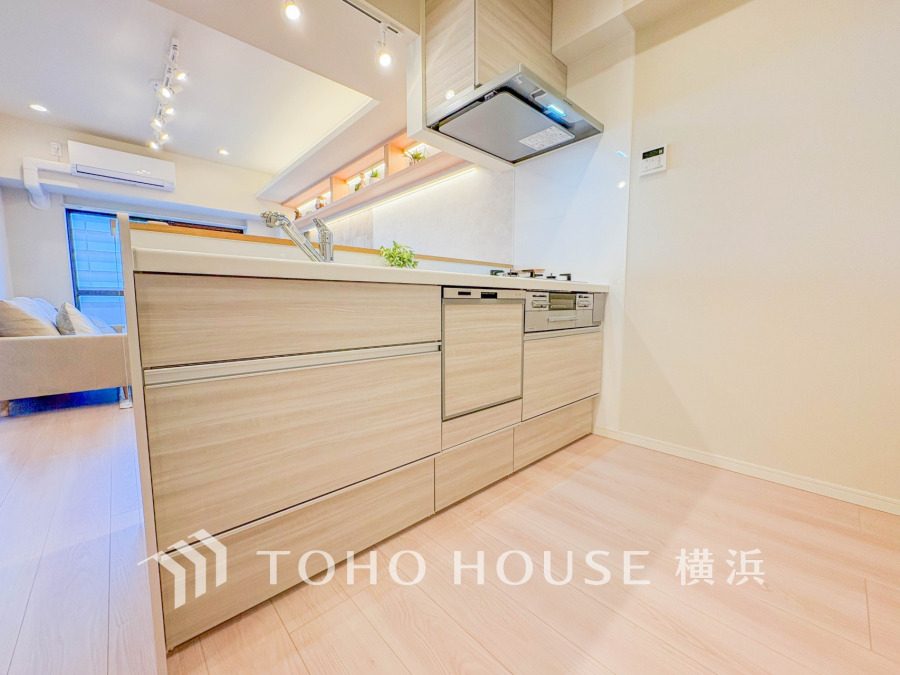 ご家族みんなで調理ができる位のスペースを実現したキッチン空間となっております。みんなで作った料理を召し上がりながらの会話は、どのような物になるのでしょうか。