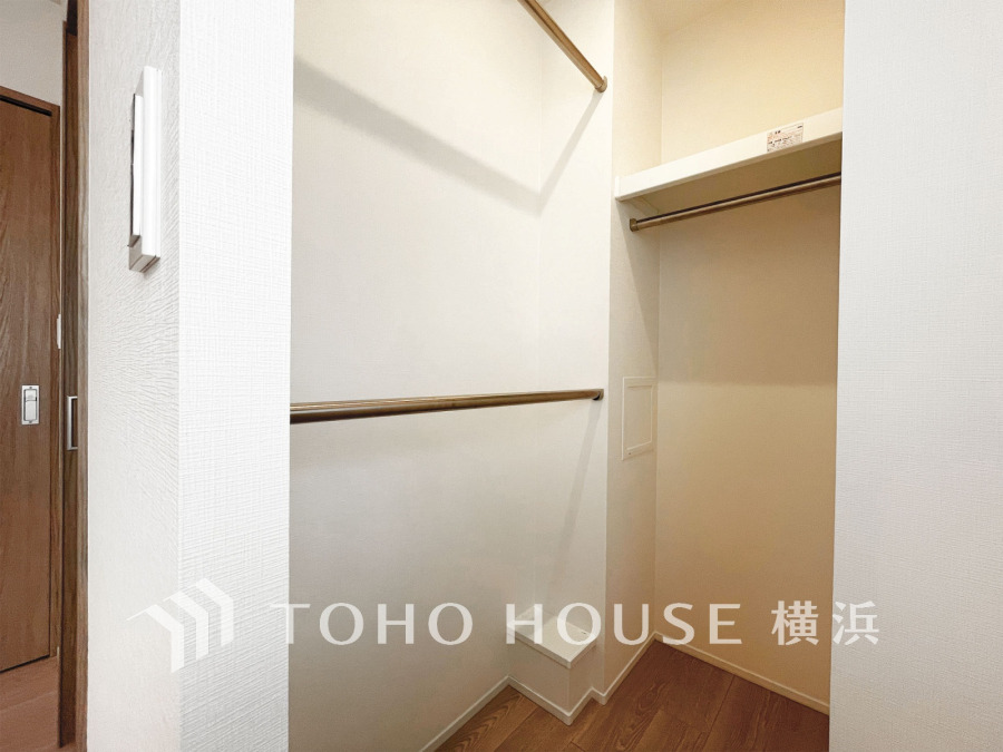 ひと目で収納物を確認できるウォークインクローゼットは、ゆとりの広さを備えた大型収納。数多くの衣類に加え、足元には引出しや衣装箱、シューズボックスなども収納することができます。