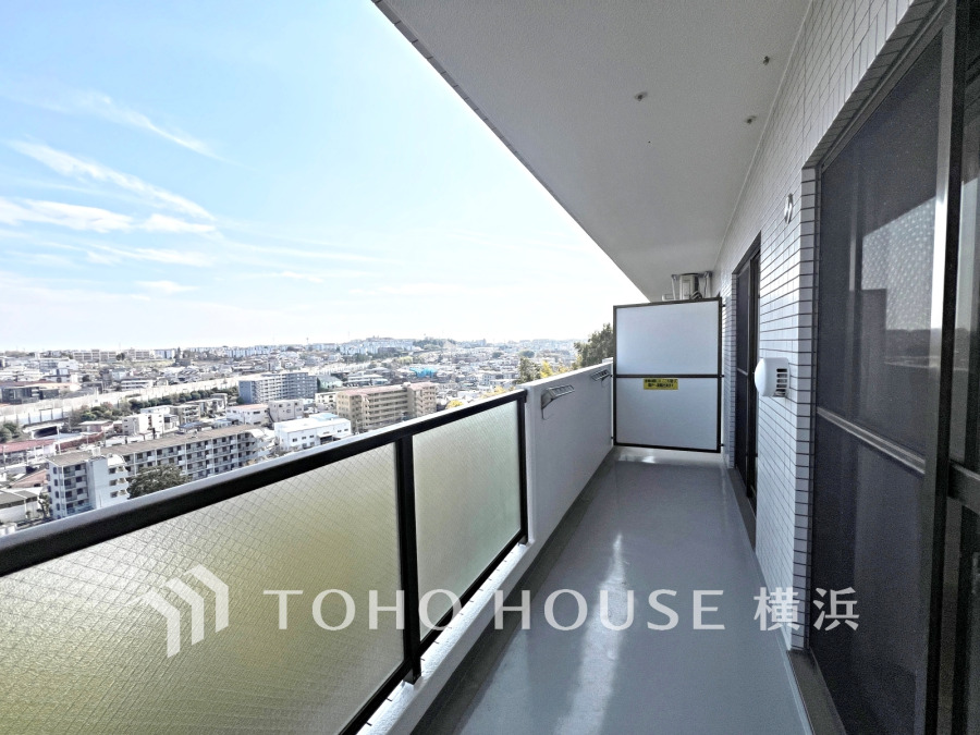 開放感あふれるワイドバルコニーから、街並みと青空を一望できる心地よい住空間です。