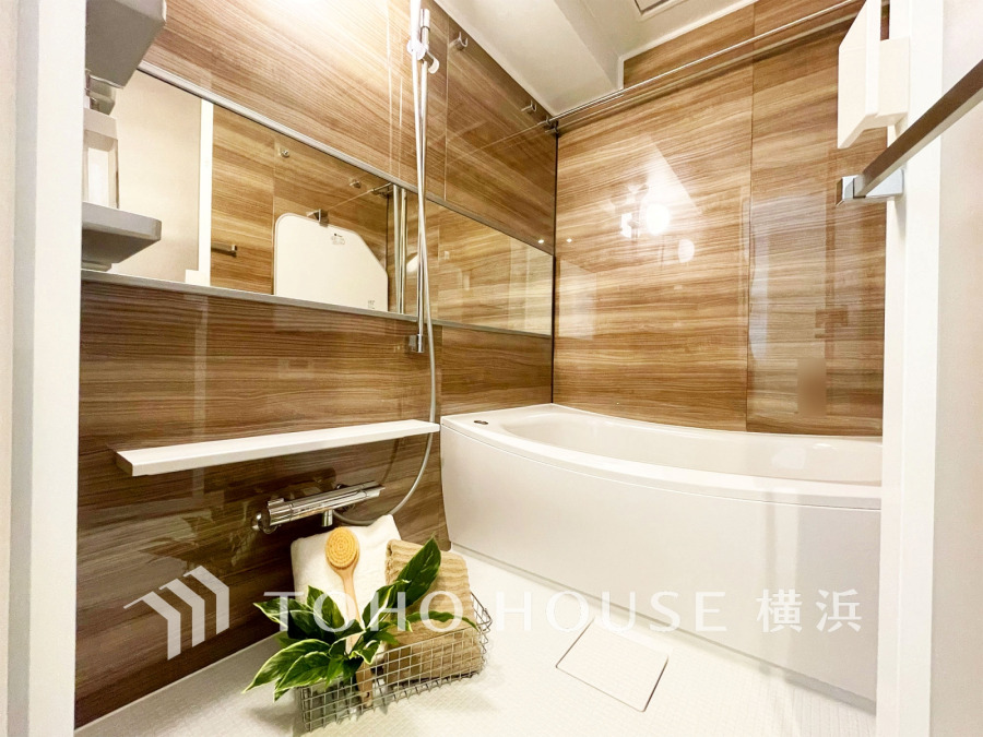 心地よいリラックスを叶える清潔感溢れる美しい空間。快適で機能的なバスルームです。
