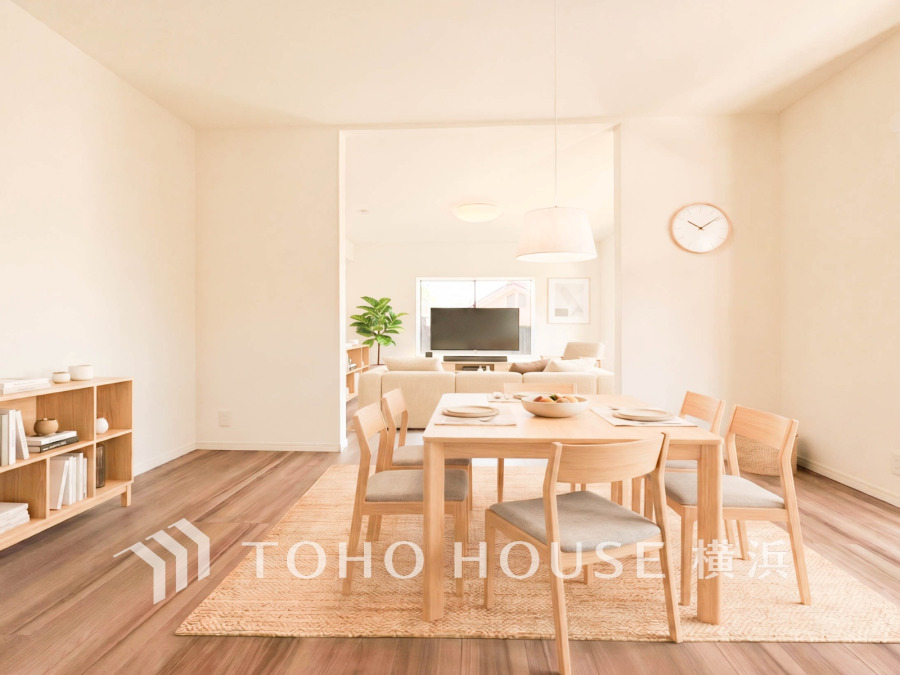 家族との何気ない日常を上質に。時を忘れるほど心地よく、ゲストも温かく迎え入れる快適なリビング。※生成AIによるイメージです。家具・小物は販売価格に含まれません。