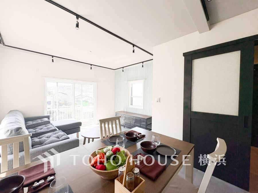 家族みんなが爽やかに健やかに過ごせるように、溢れる光をたっぷり取り込んだリビングダイニング。集いの場、憩いの場としての快適性を求めたやすらぎの空間です。