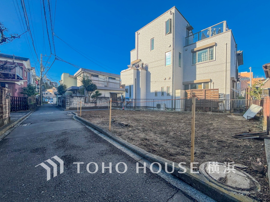 爽やかな青空の下に贅沢なほどに降り注ぐ陽光、豊かな居住性と、クオリティが見事に調和した住空間は、住まうことの喜びを感じさせてくれることでしょう。（2025年12月撮影）