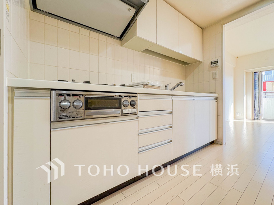 作業に集中しやすい独立型のキッチン。充分な広さを確保しております。
