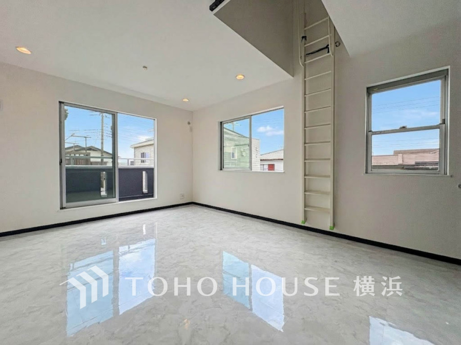 開放感あふれる二面採光の明るいリビングダイニング。はしごで繋がる小屋裏収納を設置しています。