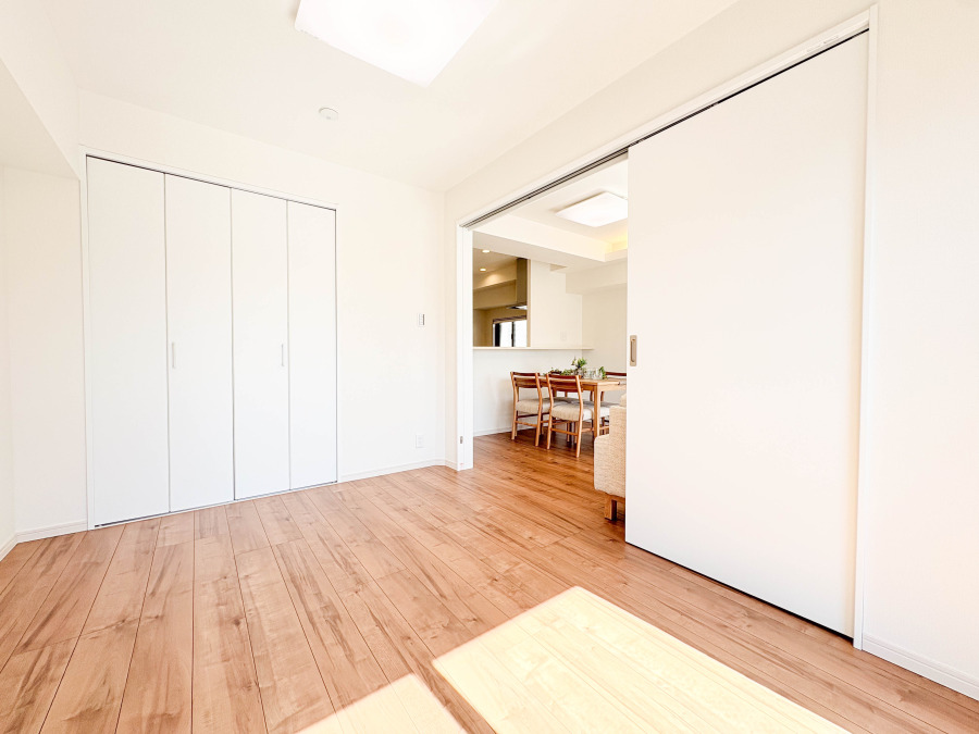 快適に過ごす条件は、一人ひとり違います。飾リ過ぎないシンプルな内装と偏り過ぎないデザインで統一しております。居住していく中でオーナー様だけの【マイホーム】に創り上げて下さい。